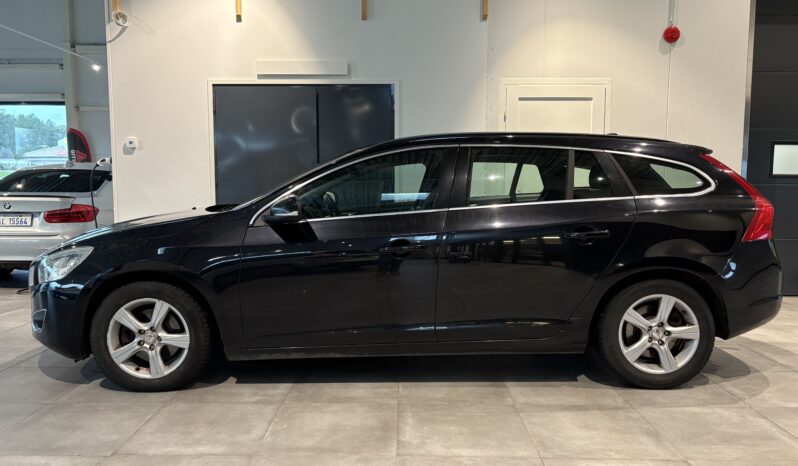 Volvo V60 T3 6/mt Momentum -2011 full