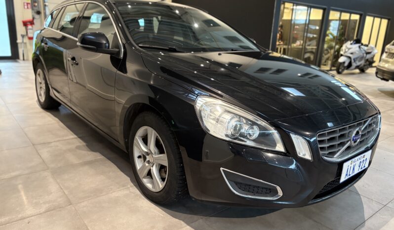 Volvo V60 T3 6/mt Momentum -2011 full