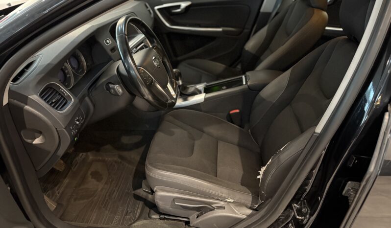 Volvo V60 T3 6/mt Momentum -2011 full