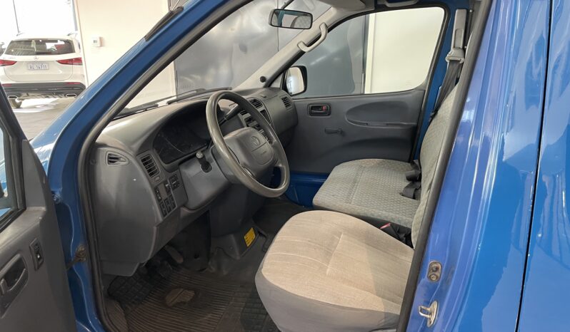 Toyota Hiace 2.5 D-4D 100 Automat -2002 – Ålandssåld, Innehåller 25,5% avdragbar moms full